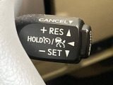 【レーダークルーズコントロール】高速道路での長距離走行が楽に!!自動で速度を保つクルーズコントロールが、衝突軽減システムと連携し、前方の車両を感知して車間を保つように速度調節してくれます!!