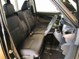 運転席の座面高さを調整できるシートリフターが付いています。フロントシートはベンチシートを採用で、座面も広く使い勝手もいいですよ♪