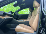 運転席に座ると、包み込まれるような安心感。操作性に優れたステアリングと、見やすいメーター類が、快適な運転をサポートします。