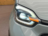 【LEDヘッドライト】悪天候や夜間走行時も良好な視界を確保し安心して運転できる高輝度LEDヘッドライトを装備!点灯速度が早く、消費電力も抑えられています。