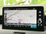 高精細なディスプレイが、運転中の情報提供をサポート。使いやすいインターフェースで、快適なドライブを演出します。毎日の移動を、より快適で便利に。