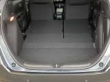 後席は分割可倒式で、用途に合わせてアレンジ可能。荷物の量や乗車人数に応じて柔軟に使える便利なシートです。