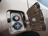 充電ポートリッドを開けると上側が普通充電ポート、下側が急速充電ポートになります。
