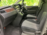 運転席からの眺めは良好、操作性も高く、快適なドライブをサポートします。シートの形状も体にフィットし、長距離運転でも疲れにくいでしょう。