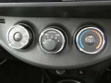 マニュアルエアコン装着です。夏は、快適に、冬でも車内の曇りを取ってくれるので安全です。