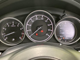視認性の高いメーター類で、運転に必要な情報を的確に把握。落ち着いたデザインが、運転に集中できる空間を演出します。操作性も考慮されています。
