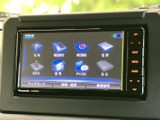 様々な情報を表示できるモニター画面。車両情報や設定変更など、便利な機能を利用できます。見やすい画面表示で、操作も簡単に行えます。