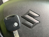 【キーレス】少し離れた場所からでもボタン一つでドアの開錠・施錠ができるのでとっても便利!ドアの鍵穴周りに傷をつけることもありません♪