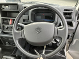 握りやすいステアリングで、快適な運転をサポート。操作性にも優れ、スムーズなハンドリングを実現します。