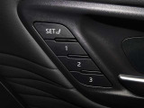 運転席のパワーシートは3名様分までメモリー機能付きです。
