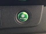 【eコンスイッチ】低燃費運転をサポートするECONモード。スイッチをONすると、エンジンやトランスミッション、A/Cなどを協調制御し、燃費の向上に貢献。エコドライブの効果を高めます。