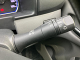 操作しやすい位置に配置されたウインカーレバー。確実な操作感で、安全な車線変更をサポートします。直感的に操作できる設計です。