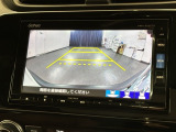 リバースギアに入れるだけで後方の表示へ切り替わります。夜間や雨の日の駐車も楽になりますよ。