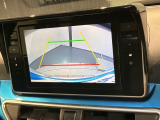 リバースギアに入れるだけで後方の表示へ切り替わります。夜間や雨の日の駐車も楽になりますよ。