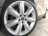 ●純正18インチアルミホイール:輸入車ならではの卓越した走りを支えるホイールと足回りです!日本車の走りに慣れている方にもぜひ体感して頂きたいほど、高いレベルでまとまっています!