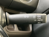 操作しやすい位置に配置されたウインカーレバーで、安全な車線変更をサポート。直感的な操作で、スムーズな運転をアシストします。