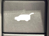 【パワーバックドア】スマートキーや運転席のボタンを押すだけでリアゲートが自動で開閉します!荷物を持っている時や、高い位置にあるバックドアを閉める際に便利な機能です♪