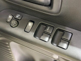 【電動格納ミラー】サイドミラーは電動格納式となっており、狭い駐車場でもキズがつくリスクを抑えられます。