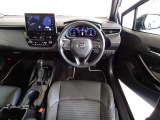 革巻きステアリングで快適な操作性の運転席です。