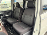 運転席周りはシンプルで使いやすく、操作性に優れています。視認性の高いメーター類が、安全な運転をサポートします。快適な運転環境です。