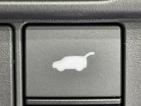 【パワーバックドア】スマートキーや運転席のボタンを押すだけでリアゲートが自動で開閉します!荷物を持っている時や、高い位置にあるバックドアを閉める際に便利な機能です♪