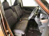 運転席の座面高さを調整できるシートリフターが付いています。フロントシートはベンチシートを採用で、座面も広く使い勝手もいいですよ♪