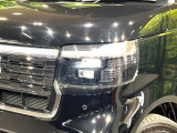 【LEDヘッドライト】悪天候や夜間走行時も良好な視界を確保し安心して運転できる高輝度LEDヘッドライトを装備!点灯速度が早く、消費電力も抑えられています。