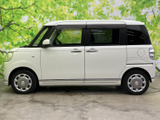 シンプルながらもスタイリッシュなサイドシルエット。車体全体を流れるようなラインが、洗練された印象を与えます。
