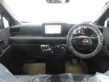 運転席も広々としており、足元には収納スペースもついています☆