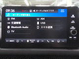 センターパネルにスッキリと収まったオーディオ(TV、Bluetoothオーディオに対応、スマホ連携、AM/FMチューナー)です。お気に入りの音楽・ラジオを聴きながら楽しいドライブをお楽しみください。