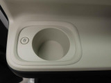 ホットドリンクをちょうどいい温度でキープしてくれる保温機能付きのホッとカップホルダー(前席)。ほっこり快適にドライブをサポート。