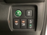 Hondaセンシング用の、VSA(ABS+TCS+横滑り抑制)解除と路外逸脱抑制機能のオンオフスイッチなどはハンドルの右側に装備しています。燃費に役立つECONボタンもここです。