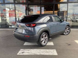 ブラインドスポットモニタリングを装備しております。車線変更時に見えにくい後方斜め後ろの車両を検知し、ドアミラー内のインジケーターでお知らせして安全確認をサポートします。