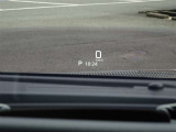 カラーヘッドアップディスプレイ付き。少ない視線移動で情報を確認できるので、運転の疲労軽減に繋がりますよ♪