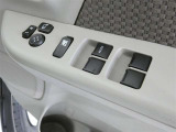 ウインドロック機構付きのパワーウインドです。ロックすることで誤操作による窓ガラスの開閉をロックできます。