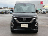 日産のブランドを象徴するVモーショングリルです。