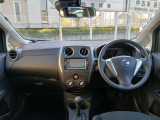 広々とした運転席周り!禁煙車です☆