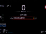車線逸脱警報は、走行車線から逸脱しそうな場合にメーター内の警告灯とブザーで危険回避を知らせてくれる安全機能です♪