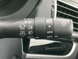 操作しやすい位置に配置されたウインカーレバーで、安全な車線変更をサポート。ヘッドライトの操作もスムーズに行えます。