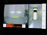 パノラミックビューモニター付きです。車両を上から見たような映像をディスプレイオーディオ画面に表示。運転席からの目視だけでは見にくい、車両周辺の状況をリアルタイムでしっかり確認できます。