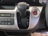 自然に手が届き、操作性の良いインパネシフトに、パーキングブレーキはフットブレーキタイプなので、運転席と助手席の間はすっきりしています。