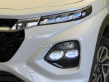 【LEDヘッドライト】悪天候や夜間走行時も良好な視界を確保し安心して運転できる高輝度LEDヘッドライトを装備!点灯速度が早く、消費電力も抑えられています。