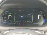 洗練されたデザインのメーターが、運転に集中できる快適な空間を作り出します。重要な情報を分かりやすく表示し、安全運転をサポートします。