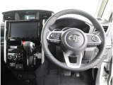 足元広々な運転席!視界も高く、フロントガラスも広いデザインで周囲を広々と見渡せます