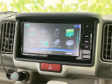 CDやSDカード、USBなど、様々なメディアに対応。お好みの音楽を車内で楽しめます。充実したオーディオ機能で快適なドライブを。