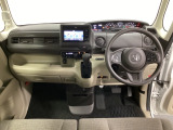 車内は光触媒抗菌消臭施工済です。スタイリッシュなデザインで暖かみのあるインパネ周りを演出します。グローブボックスやカップホルダーのほかにトレーなどたくさんの収納スペースが装備されています。