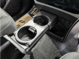 便利なカップホルダーを装備しています。 缶ジュースを開けて運転していると振動で倒れないかヒヤヒヤ、意外と置き場に困るもの。 意外に重要な装備ですね。