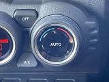 【オートエアコン】一度お好みの温度に設定すれば、車内の温度を検知し風量や温度を自動で調整。暑い&hellip;寒い&hellip;と何度もスイッチ操作をする必要はありません。快適な車内空間には必須の機能ですね♪