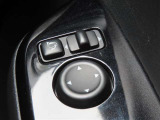 日本の駐車場は幅が広くないところが多くて、乗り降りが大変だったりしますよね。電動ミラーがあれば、室内でミラーをたためるので、駐車するときも便利ですね。