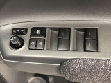 パワーウィンドのスイッチです。運転席に座りながら、助手席や後席の窓を開け閉めできるので大変便利ですよ。